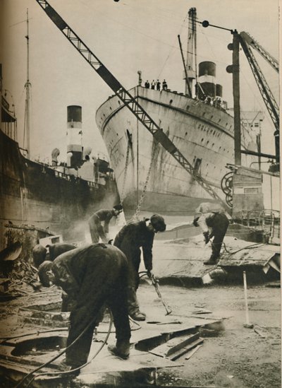 På Firth of Forth. Skipsopphugging ved Boness West Lothian, 1937 av Unbekannt