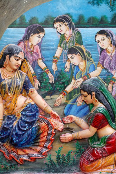 En dag da Radha gikk for å møte Krishna, tråkket hun på den tykke barken av en moden tamarindfrukt og den skar foten hennes. Dette gjorde at hun forsinket møtet med Krishna; derfor forbannet hun treet at dets frukter ikke skulle modnes. Vrindavan Inde av Unbekannt