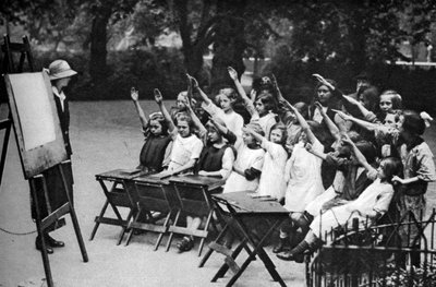Friluftsklasse i Lincolns Inn Fields, London, 1926-1927 av Unbekannt