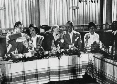 Åpning av en restaurant av populære franske sangere, Paris, september 1941 av Unbekannt