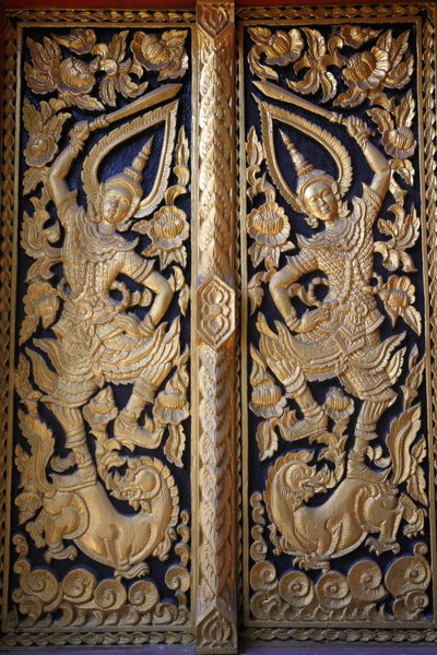 Utsmykket tempeldør ved Wat Chedi Luang, Chiang Mai. Thailand av Unbekannt