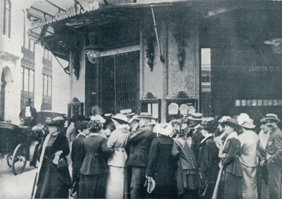 Utenfor en av Paris proviantbutikker da man fryktet en beleiring av byen, ca 1914 av Unbekannt