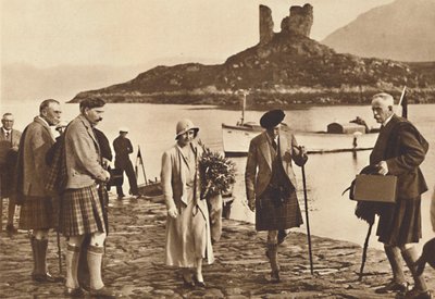 Over havet til Skye - landing i Skye fra yachten Golden Hind, 1933 1937 av Unbekannt