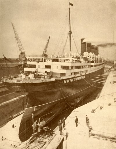Overhaling av en Large Liner i en Graving Dock i Liverpool, c1930. av Unbekannt