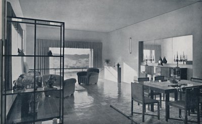 Paniconi og Pediconi. En spisestue med et stort vindu og gardiner designet for å ramme inn en vakker av Unbekannt