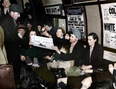 Papirselger nede i undergrunnen, London, ca. 1940 av Unbekannt