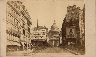 Paris Commune (1871): utsikt over Pantheon og rue Soufflot (store reklametavler fremmer Maison de la rue du Pont Neuf). Anonym fotografering. Trykk på papp Størrelse 10x6 cm av Unbekannt