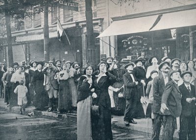 Paris-publikum ser på et av de tyske flyene som flyr over byen, c1914 av Unbekannt