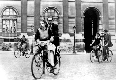 Parisere som reiser på sykkel, tysk-okkuperte Paris, juli 1940 av Unbekannt