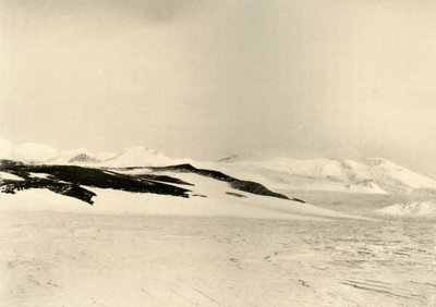 En del av Queen Alexandra Range 1500 Feet Up The Glacier, c1908, 1909. av Unbekannt