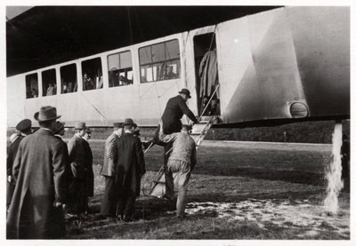 Passasjerer som går ombord på Zeppelin LZ 11 Viktoria Luise, c1912-1914 1933 av Unbekannt