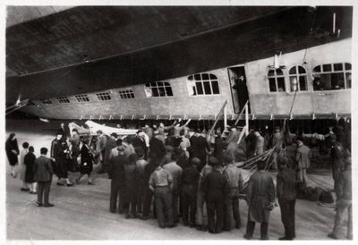 Passasjerer som går ombord på Zeppelin LZ 127 Graf Zeppelin, 1933 av Unbekannt