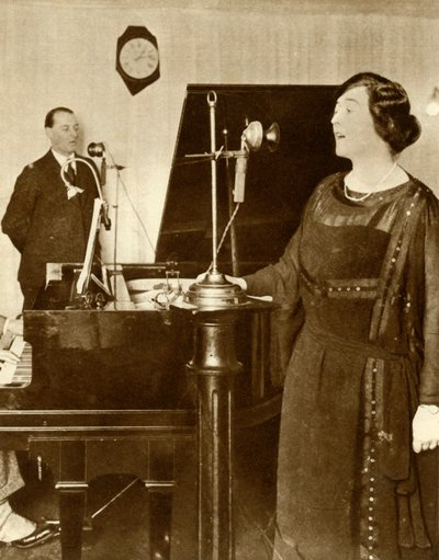 Utøvere som synger en duett i et av studioene til 2LO, Savoy Hill, London, 1923, 1935. av Unbekannt