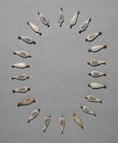 Kronbladformede perler, ca. 1391-1353 f.Kr. av Unbekannt