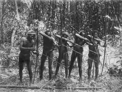 Filippinene: ca. 1890 Mannlige medlemmer av Negrito-stammen viser sine jaktferdigheter (s/hvitt-bilde) av Unbekannt