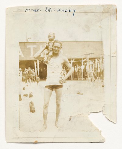 Foto av Cpl. Lawrence Leslie McVey med sønnen, Lawrence McVey Jr., 1925. av Unbekannt