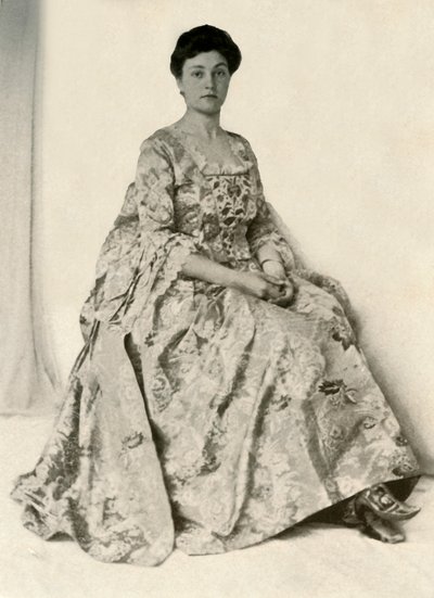 Fotografi av en kincob-brokade, med silkebrodert stomacher, c1750, 1937. av Unbekannt