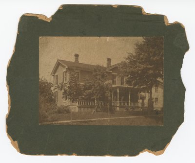 Fotografi av John H. Scott-familiens hjem, 2. juli 1900. av Unbekannt