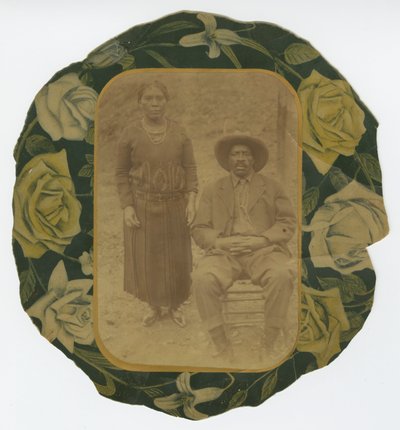Fotografisk portrett av en mann og kvinne på bakside av blomsterpapir, tidlig på 1900-tallet. av Unbekannt