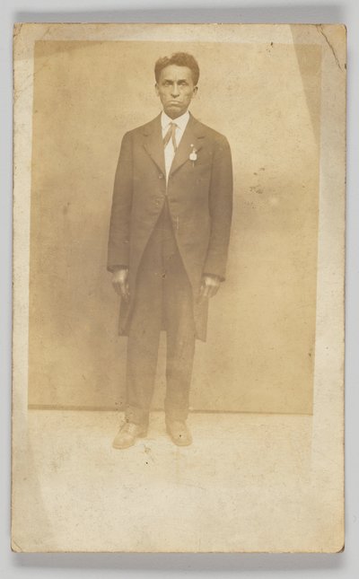 Fotografisk postkort av en mann i dress, 1904-1918. av Unbekannt