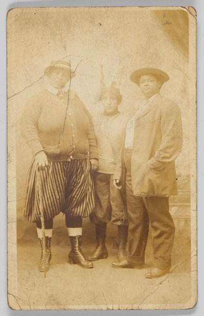 Fotografisk postkort av tre uidentifiserte kvinner, 1904-1918. av Unbekannt