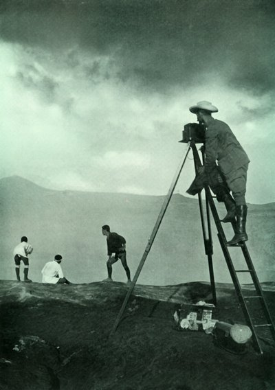 Fotografering ved Craters Lip, Aso-San, 1910. av Unbekannt