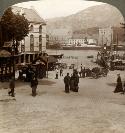 Pittoresk gammel festning Bergenhus, fra et torg i moderne by, Bergen, Norge, 1905. av Unbekannt