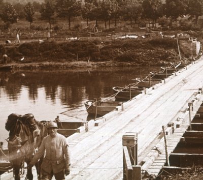 Pontongbro over elven Aisne ved Venizel, Aisne, Frankrike, c1914-c1918 av Unbekannt