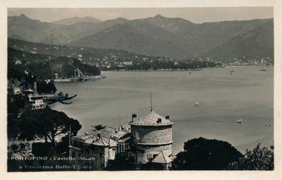 Portofino - Castello Brown og Panorama av Tigullio-bukten, c1900. av Unbekannt