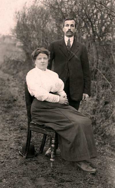 Portrett av et par utendørs, tidlig på 1900-tallet av Unbekannt