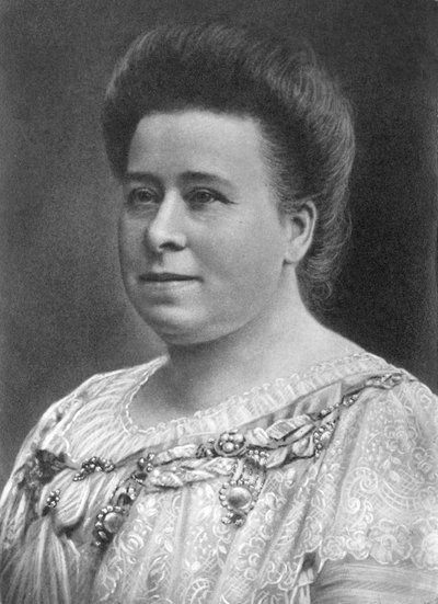 Portrett av kvinne muligens Walter Nurnbergs bestemor, Tyskland 1910 NURNBERG FAMILIEFOTOGRAFIER: 12x17cm, studioportrett retusjert av kvinnen muligens Nurnbergs bestemor C1910 Fotografi av Walter Nurnberg (1907-1991) som forvandlet industrifoto av Unbekannt