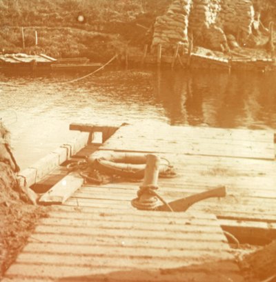 Post på elvebredden, Diksmuide, Belgia c1914-c1918 av Unbekannt