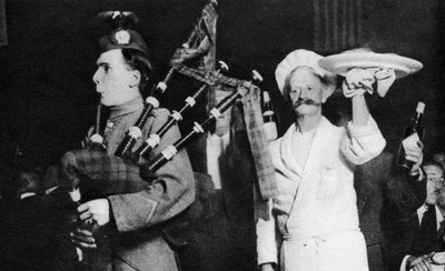Presentasjon av haggis ved en kaledonsk bankett, London, 1926-1927 av Unbekannt