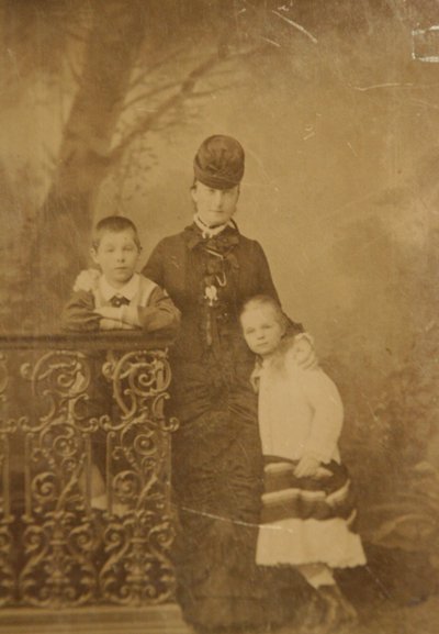 Prinsesse Ekaterina Mikhailovna Yurievskaya med barna Georgy og Olga, slutten av 1870-årene-begynnelsen av 1880-årene. av Unbekannt