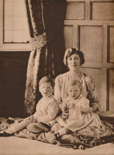 Prinsesse Mary, Viscountesse Lascelles, med sine to sønner, Gerald og George, 1926 1935 av Unbekannt