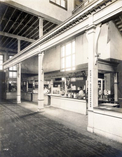 Offentlig bekvemmelighetsstand, med postkort, godteri og offentlige stenografboder i Palace of Manufactures på verdensutstillingen 1904 av Unbekannt