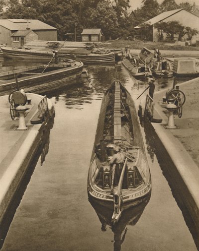 Å skyve en apebåt gjennom slusen i Brentford, c1935. av Unbekannt