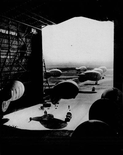 Sette sperreballonger i en hangar, 1943 av Unbekannt