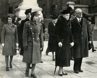 Dronning Mary, prinsesse Elizabeth, prinsesse Margaret..., våpenhviledagen, 1945, 1951. av Unbekannt
