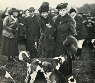 Dronning Mary og dronning Alexandra på et møte i West Norfolk Hunt i 1920, 1951. av Unbekannt