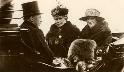 Queen Mary med Princess Royal og Viscount Lascelles, 1923. av Unbekannt