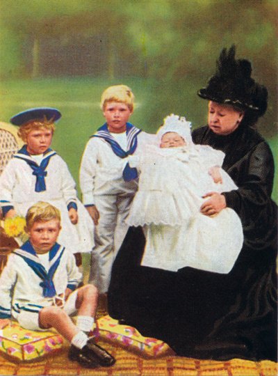 Dronning Victoria 1819-1901 avbildet med noen av hennes oldebarn, i Osborne House on the Is av Unbekannt
