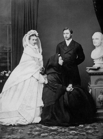 Dronning Victoria med prinsen og prinsessen av Wales på dagen for deres ekteskap, 1863 1964 av Unbekannt