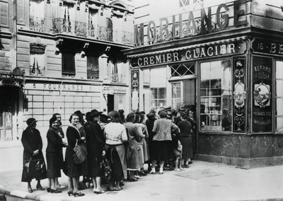 Kø av kvinner utenfor en meieributikk, tysk-okkuperte Paris, 28. juni 1940 av Unbekannt