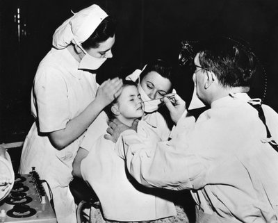 Radiumbehandling for å kurere en neseinfeksjon, Frankrike, c1947-1951 av Unbekannt