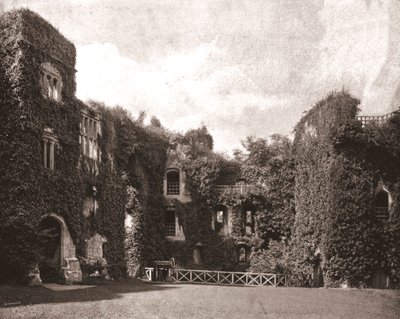 Raglan Castle, Monmouthshire, Wales, 1894. av Unbekannt