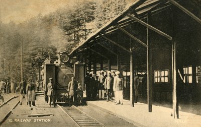 Jernbanestasjon, c1918-c1939. av Unbekannt