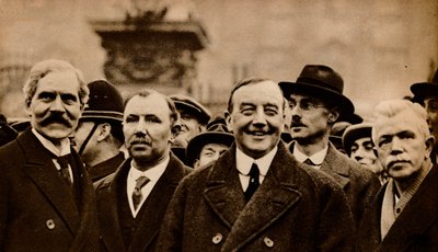 Ramsay Macdonald, første britiske Labour-statsminister, forlot Buckingham Palace etter å ha blitt spurt av Unbekannt