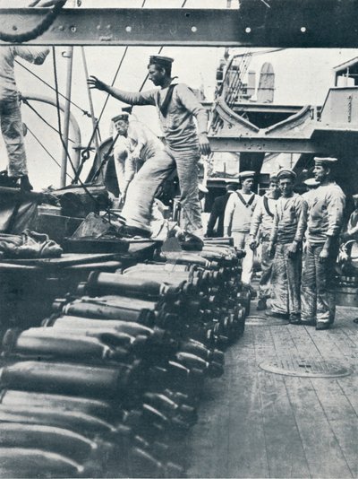 Mottak av granater for marinekanonene på dekket av et slagskip, c1914 av Unbekannt