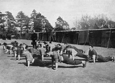 Rekrutter til Grenadier Guards ved fysisk øvelse i Caterham, hvor Brigade of Foot Guards de av Unbekannt